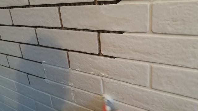 Затираем (фугуем) швы! Декоративный кирпич. Плитка в ванной. смотреть онлайн