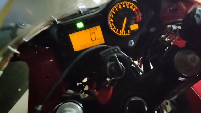 Honda cbr 600 f4i вольтаж зарядки АКБ