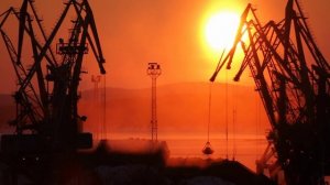 Работа портальных кранов. Кандалакшский морской торговый порт.