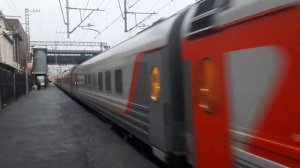 Электровоз ЭП2К с пассажирским поездом на станции МЦД-3 Сходня.