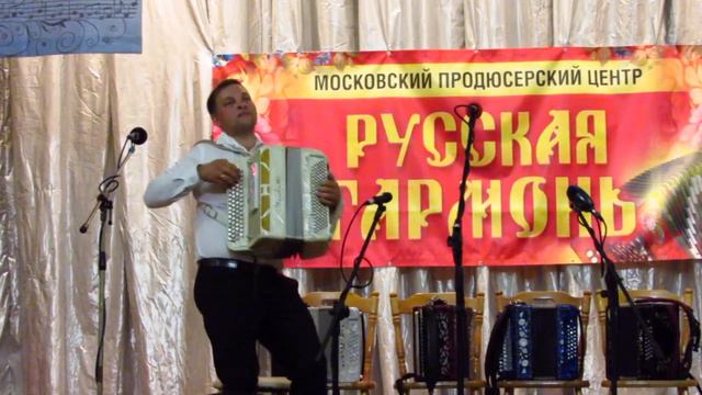 Играет  Владимир Бутусов