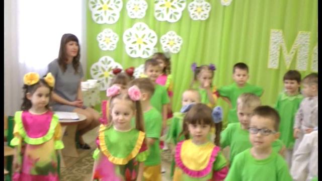 Общий танец на утреннике 8 Марта 2016 в младшей группе.Муз. рук. Максюта Г. В. смотреть онлайн