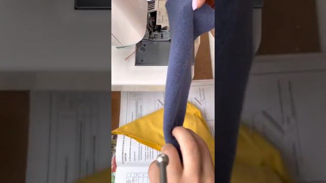 Merrylock 007: пятиниточная узкая укрепительная строчка смотреть онлайн