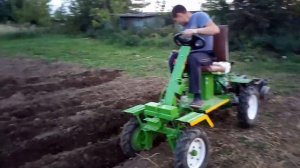 Самодельный двухкорпусный плуг на минитрактор. Первый пробный выезд.
