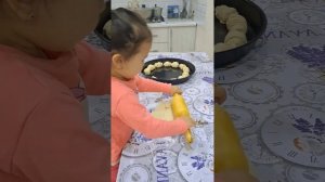 КРУАСАН домашним условии Приготовление круассанов дома от маленькой девочки очень вкусный десерт