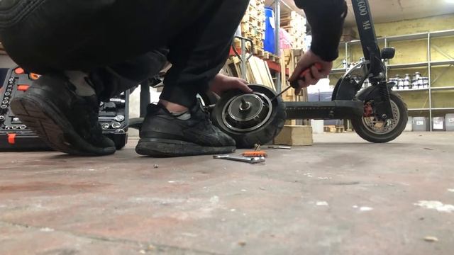 Как снять заднее колесо на самокате электросамокате kugoo m4 Kugo m4 pro куго м4 про обзор ремонт смотреть онлайн
