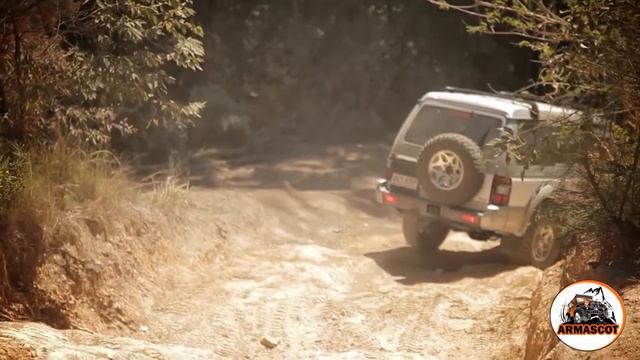 Как проезжать глинянные спуски на джипе. смотреть онлайн