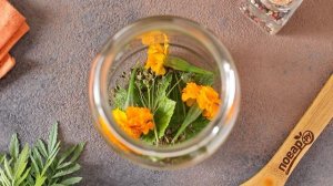 Засолка огурцов с бархатцами