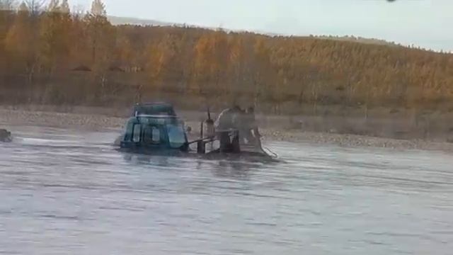 Трактор утонул! Спасаем трактористов!