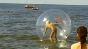 Блондинка в водном зорбе