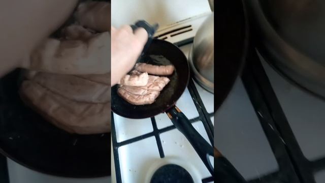 Как жарить куриные колбаски