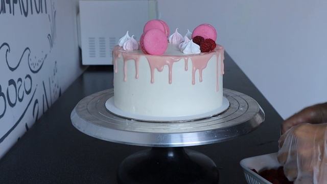 Декор торта молочная девочка | The cake school Ольга Шлычкова