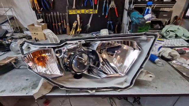 Toyota Highlander. Замена штатных галогеновых линз на биксеноновые линзы Hella 5R с лампами D2S.