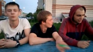 Парень круто зачитал рэп за жизнь во дворе своего дома...Стоит задуматься