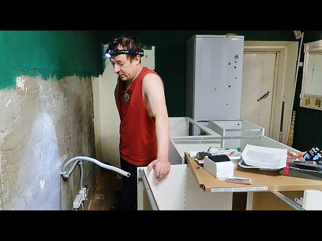 Собираем КУХНЮ, решаем ПРОБЛЕМЫ // Ремонт дома в деревне смотреть онлайн