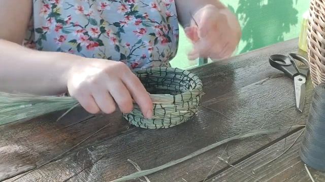 СТАРИННЫЙ СПОСОБ ПЛЕТЕНИЯ КОРЗИНЫ ИЗ ТРАВЫ. смотреть онлайн