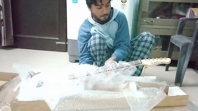 Newen Stratocaster (White) unboxing смотреть онлайн