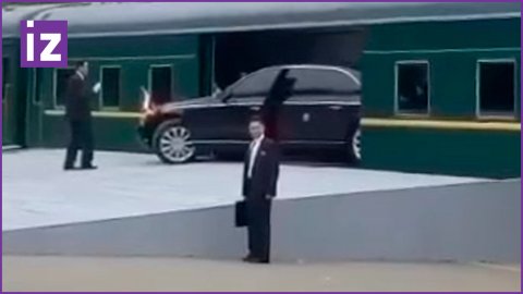 Лимузин Ким Чен Ына паркуется прямо в бронепоезд / Известия