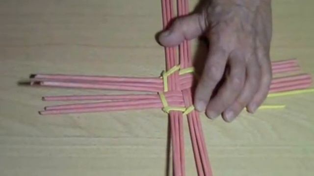 Плетение круглого дна из бумажных трубочек -  способ 3