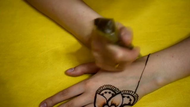 Мехенди на руке смотреть онлайн