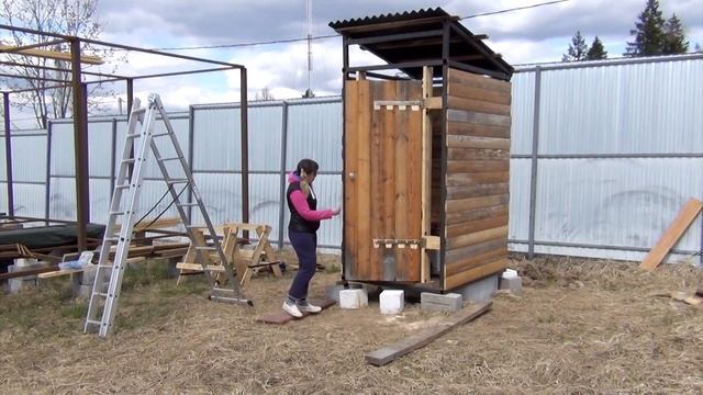 75) КАК СДЕЛАТЬ ДВЕРЬ, когда ты чайник? Строим УЛИЧНЫЙ ТУАЛЕТ для вип-персон СВОИМИ РУКАМИ (май-22)