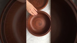 Глиняная кастрюля ручной работы из красной глины, молоченый обжиг и покрытие пчелиным воском.
