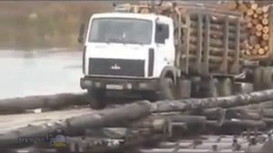Вездеход Лесовоз МАЗ 6х4 едет через пантонный мост