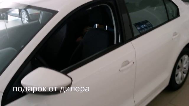 охранник спит в автосалоне в новой тачке.