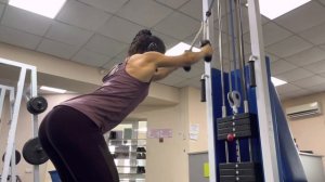 Пуловер с верхнего блока с канатной рукоятью