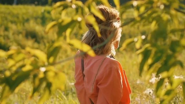 78-летняя мама носит "парализованного" сына на спине 60 лет! Ей говорили отказаться от него, но... смотреть онлайн