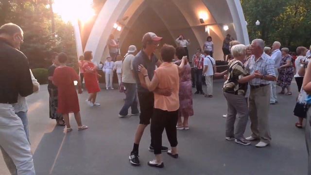 Я ЛЮБИЛ И ТЫ ЛЮБИЛА! СЧАСТЛИВЫЕ МОМЕНТЫ ИЗ ПАРКА ГОРЬКОГО ХАРЬКОВ ТАНЦЫ смотреть онлайн