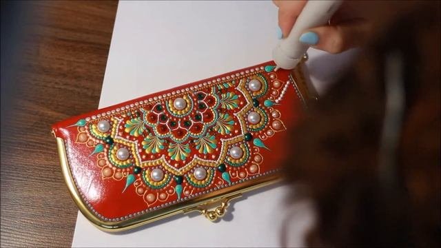 Точечная роспись кошелька