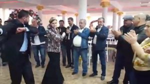 Африканец поет на чеченском языке