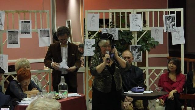 Валентина Борисова с театральной миниатюрой.