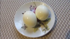 Салат с капустой, яйцом и оливками.