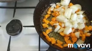 Тушу картофель с  тушенкой из свинины