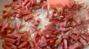 Омлет с колбасой , помидорами и сыром