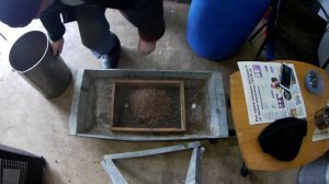 Выбивание перги из сот.