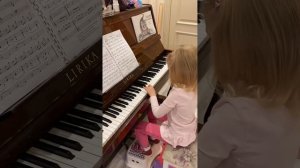 Земляника и лягушки играть на фортепиано/ пианино