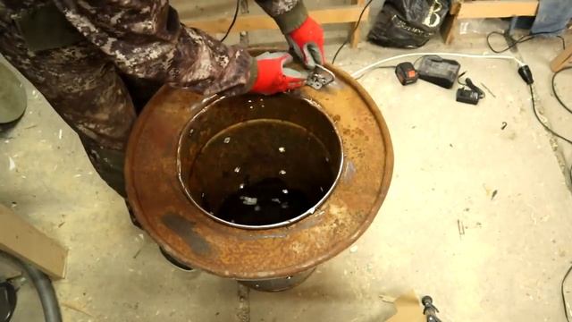 САМОДЕЛКА ДЛЯ ДАЧНОГО УЧАСТКА Шикарная самоделка из обычной 200 литровой бочки идея для сбора золы смотреть онлайн