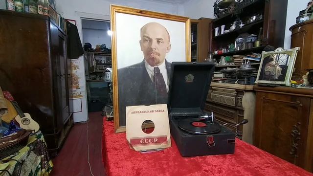 Играет патефон 30х-50х / Подмосковные Вечера / Пластинка