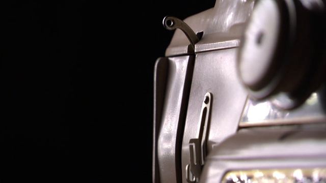 Introduction to and threading a Singer 401G. Threading and first time sewing. - OLD VERSION смотреть онлайн