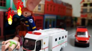 Видео про игрушечные машинки: авария, игрушечная скорая помощь, пожарная и даже кран!