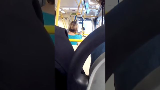 Бабка в автобусе опаздывает на футбол и всех проклинает (18+) смотреть онлайн