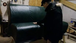 Диван кожаный.