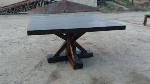 Брутальный стол, изготовленный из массива дерева под старину.