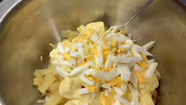 Салат с Ананасом Копченой грудкой Грибами и Луком Майонезный салат с Яйцом. Блюдо на Новогодний Сто смотреть онлайн