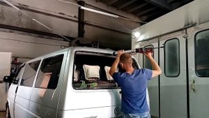 163. VW T4. Вклеили заднее стекло...