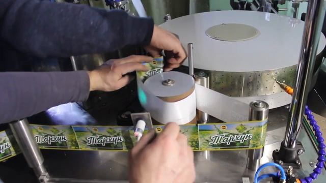 Тестовый запуск этикетировочного автомата ЭМ-62. Нанесение полипропиленовых этикеток на ПЭТ.