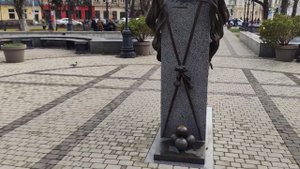 Сквер Дружбы народов в Краснодаре . Скульптура "Мальчик на слоне"